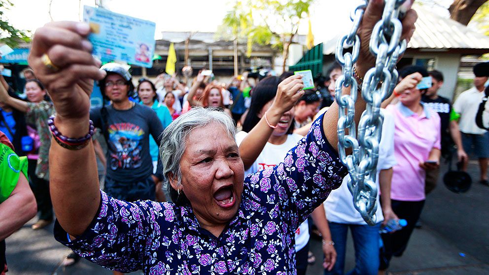 En kvinna i Bangkok demonstrerar för sin rätt att rösta.