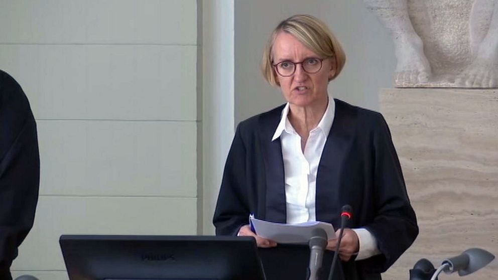 Här läser domaren Anette Burkö upp domen.