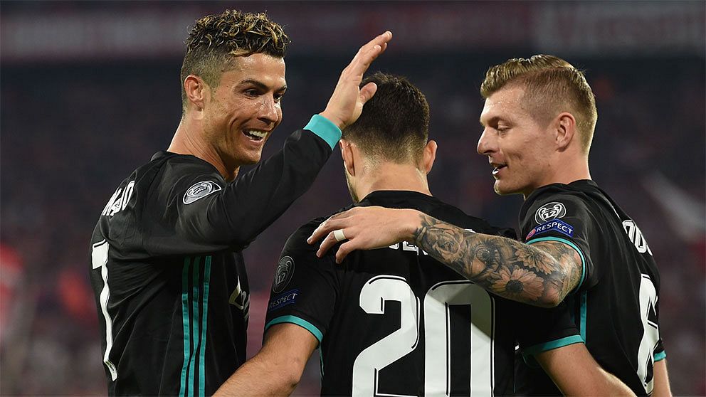 Real Madrids Cristiano Ronaldo firar med sina lagkamrater.