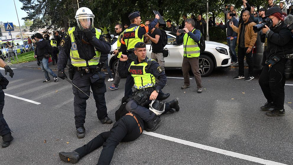Nordiska motståndsrörelsen (NMR) hejdas av polis vid Fokushuset på Fabriksgatan under demonstration i Göteborg