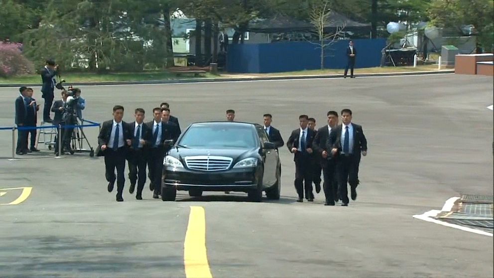 Tolv joggande livvakter omringade Nordkoreas ledares bil under resan.