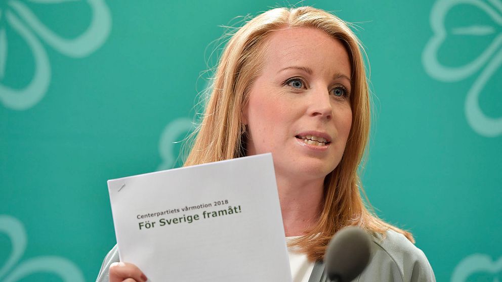 Centerpartiets ledare Annie Lööf håller i partiets vårbudgetmotion.