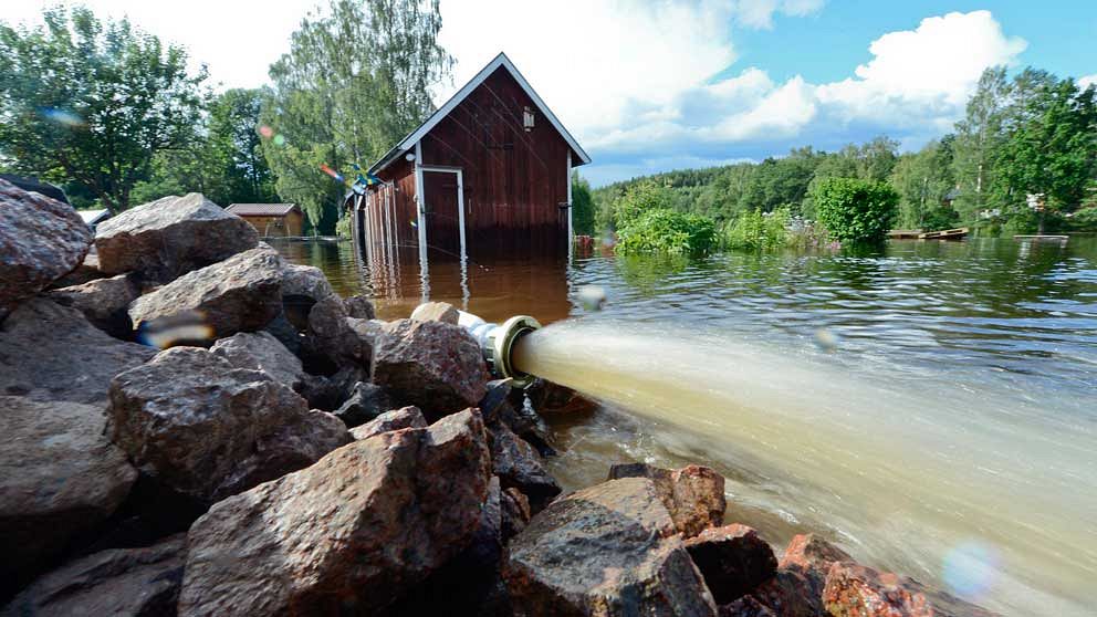 Villaträdgårdarna i Lönneberga vid Silverån ligger under vatten och länspumparna arbetar på måndagen, andra dagen av översvämnin i östra Småland Foto: Mikael Fritzon / SCANPIX / kod 62360