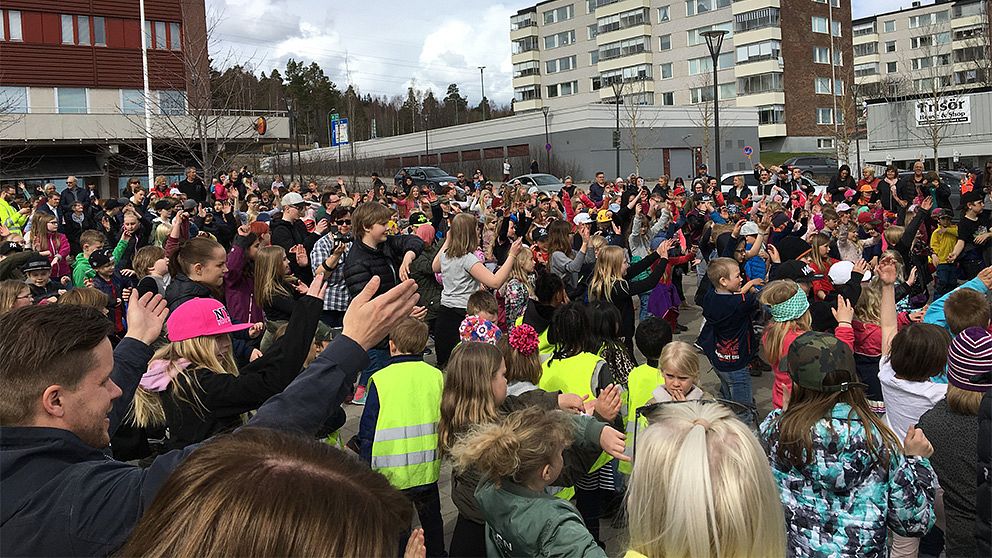 Elever samlades på torget i Timrå och firade ”Dansens Dag”.