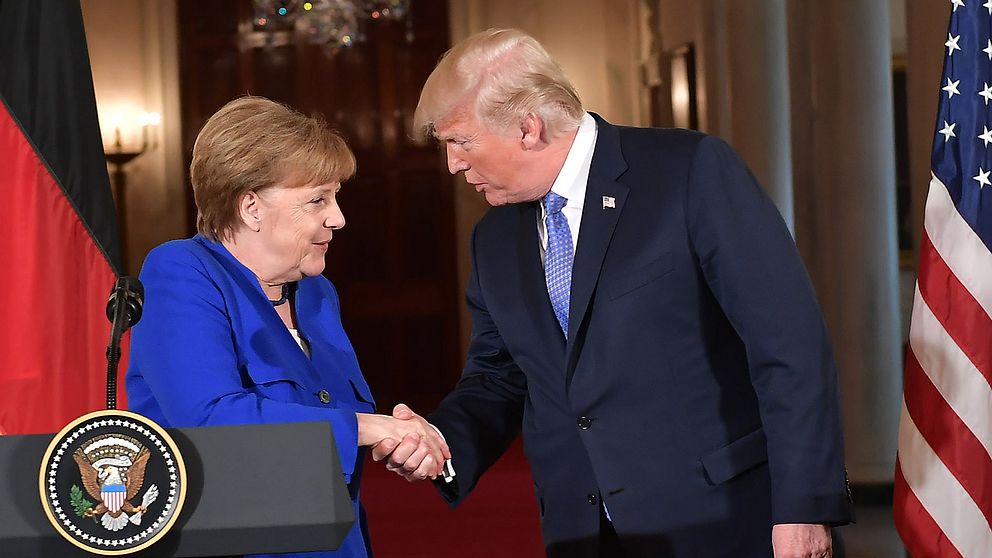 Merkel och Trump tar i hand under presskonferensen