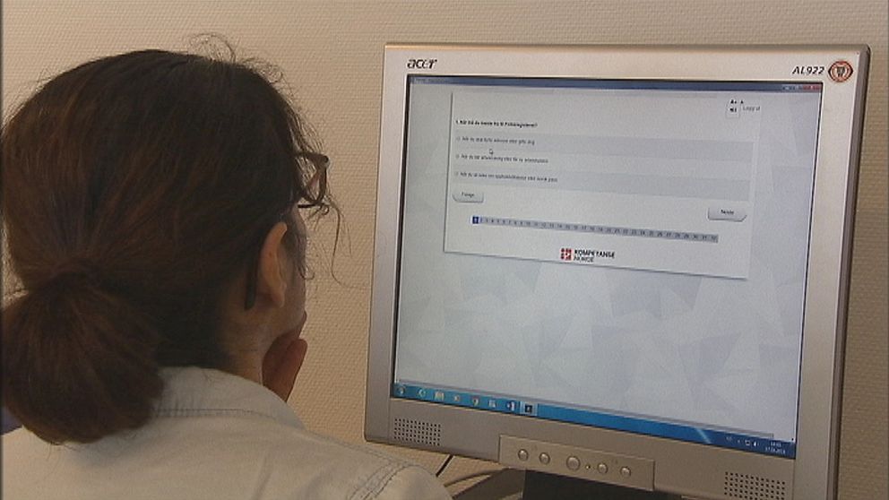 Kvinna sitter vid dator och gör Norges medborgarskapsprov.