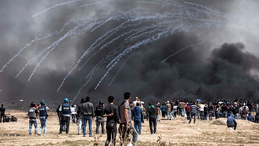 Tjock svart rök och tårgas vid Gazaprotesterna.