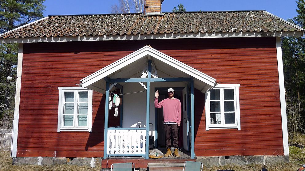 Martin Kellerman i sin stuga i Sörmland.