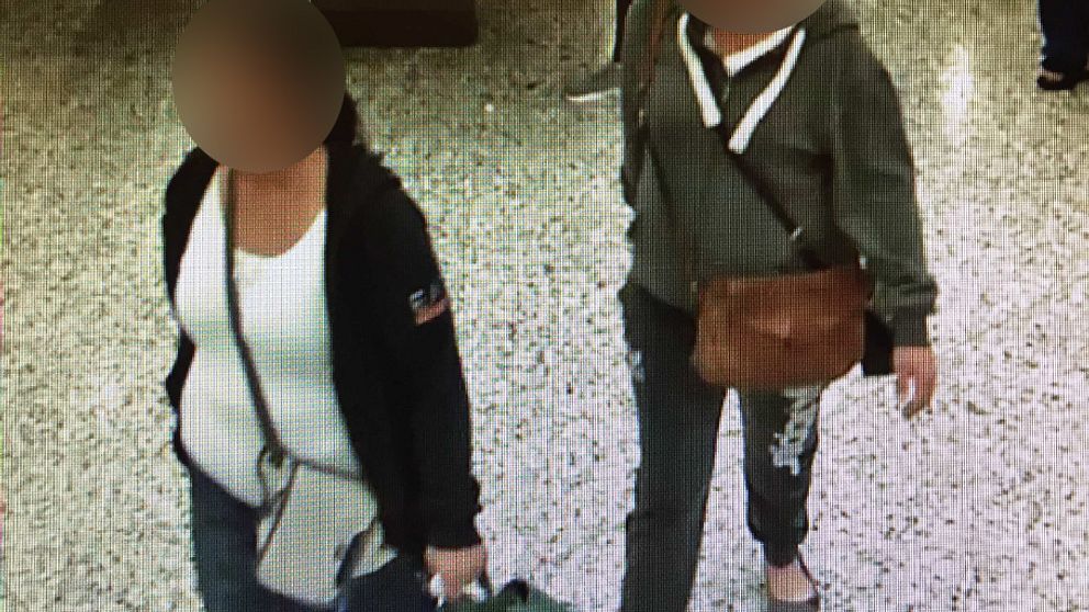 På bilden är de misstänkta kvinnorna på väg ut ur en butik i Ljungby med stöldgods hängande över axeln.