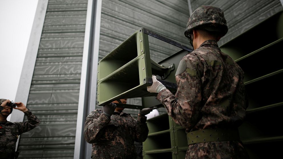 Sydkoreanska soldater monterar ner propagandahögtalare.