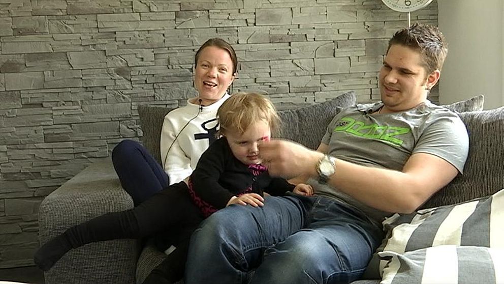 Familjen Oskarsson i soffan.