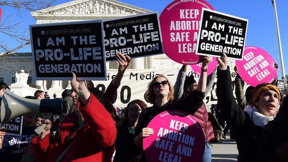 Abortfrågan är en återkommande konfliktyta i USA. På bilden möts demonstranter för och emot abort under demonstrationen ”March for life” i Washington tidigare i år.