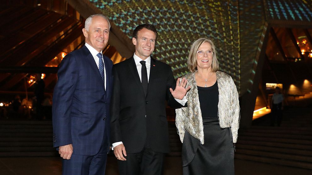 Frankrikes president Emmanuel Macron mellan det australiska premiärministerparet Malcolm och Lucy Turnbull.
