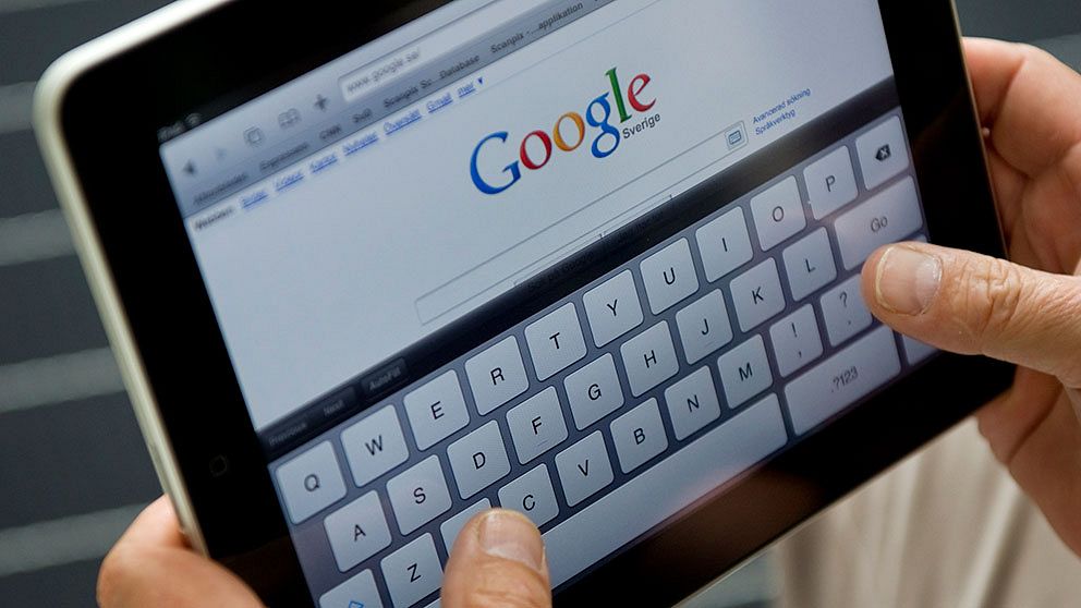 En surfplatta och söktjänsten Google på skärmen.