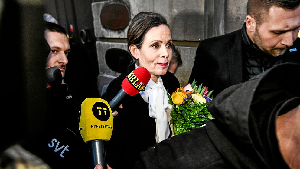 Sara Danius lämnar Börshuset i Stockholm efter Svenska Akademiens traditionsenliga möte den 12 april