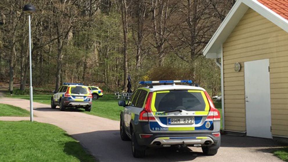 Bilder på polisbilar efter att en kvinna i 25-års åldern har förts till sjukhus efter att ha blivit skjuten inne i en lägenhet i Utby i Göteborg. Kvinnan dog senare av sina skador.