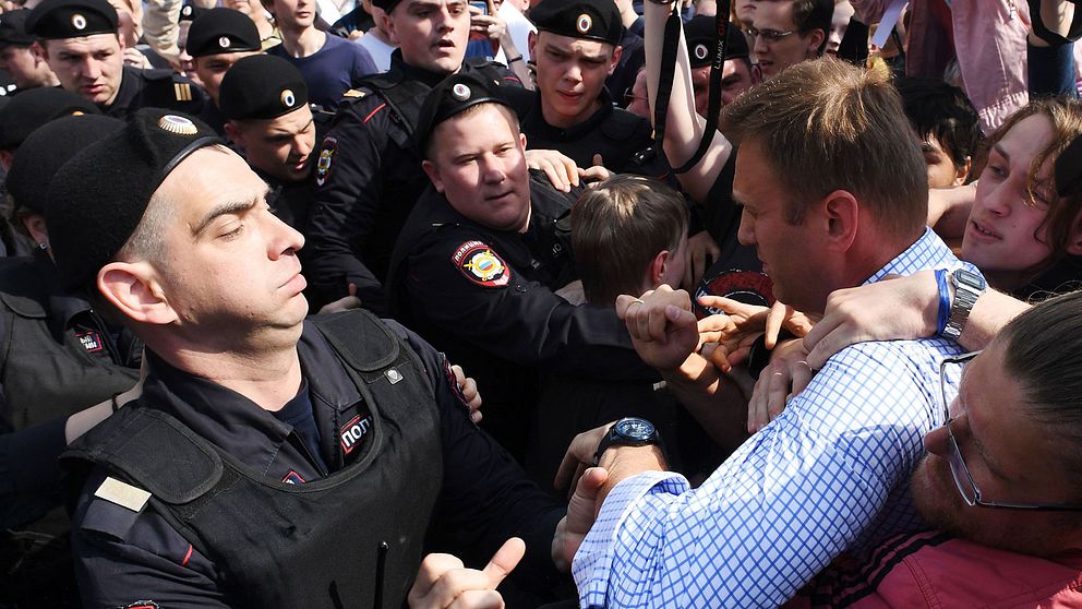 Rysk kravallpolis griper oppositionsledaren Alexei Navalny vid en demonstration i Moskva.
