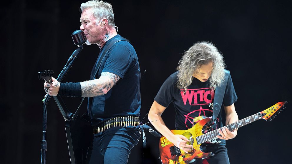 Sångaren James Hetfield (till vänster) och gitarristen Kirk Hammeth i spetsen för gruppen Metallica vid lördagens spelning på Globen.