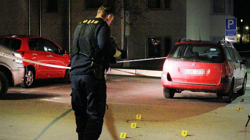 Polisens tekniker på plats i Sandviken, sent på söndagskvällen efter larm om knivskärning