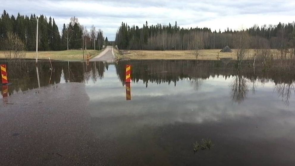 Översvämmad väg i Stigsjö väster om Härnösand.