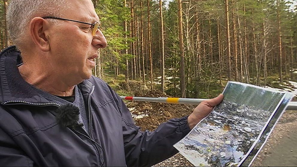 Fiskevårdsföreningens ordförande Sten-Björn Sköld visar bilder på den förstörda Bullerbäcken.
