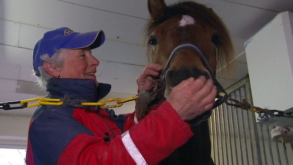Hästuppfödaren Kristina Larsson med en häst