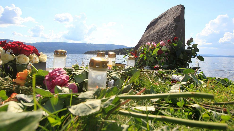Blommor och ljus vid Utöya för offren vid dådet 22 juli 2011. Foto: Scanpix