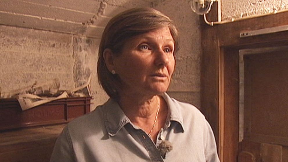 SVT:s meteorolog Helen Tronstad i sin jordkällare.