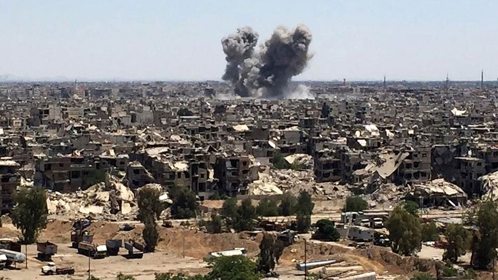 Rök efter bombningar mot IS i södra Damaskus i april.