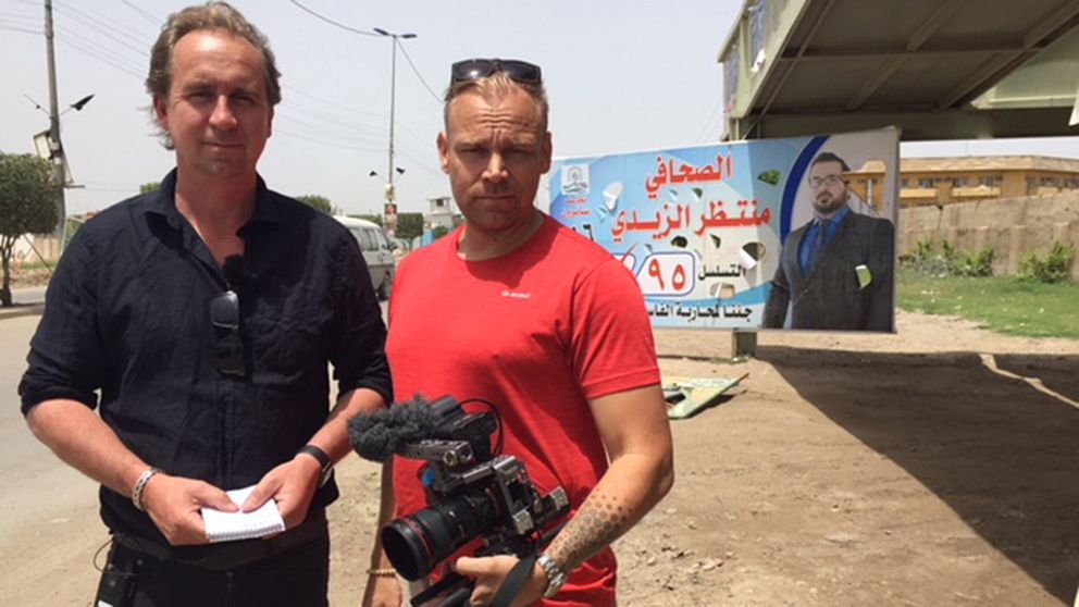 SVT:s Mellanösternkorrespondent Stefan Åsberg och fotograf Marco Nilson på plats i Bagdad inför det irakiska valet.