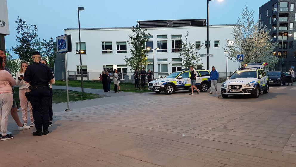 Polisen pratar med vittnen efter ett slagsmål utanför en krog i Mariehäll.