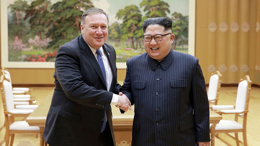 USA:s utrikesminister Mike Pompeo skakar hand med Nordkoreas ledare Kim Jong Un vid ett möte den 9 maj 2018.