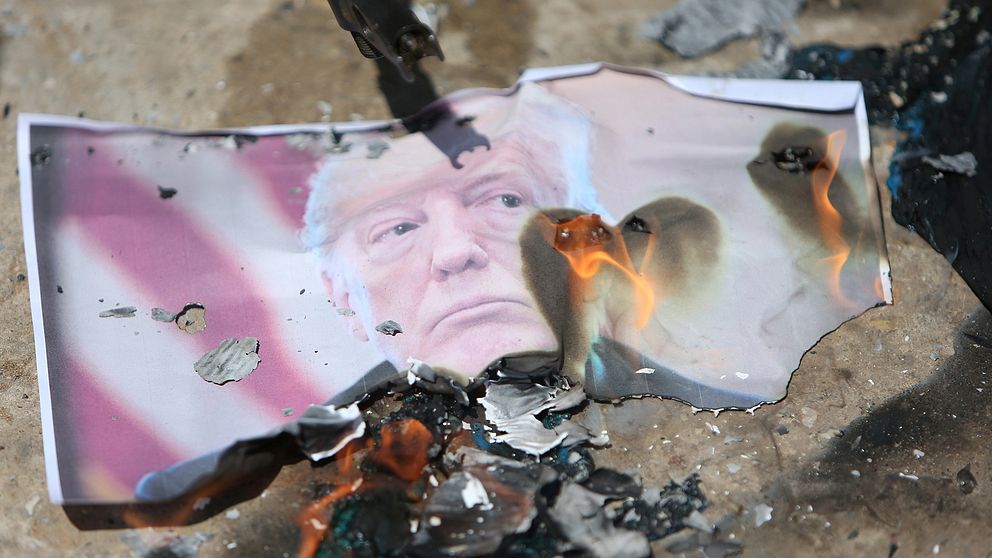 En bild på USA:s president Donald Trump som brinner under dagens protester i Gaza mot USA:s ambassadflytt.