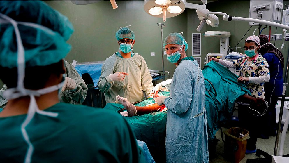 Kirurger från Läkare utan gränser opererar på en skottskadad man.