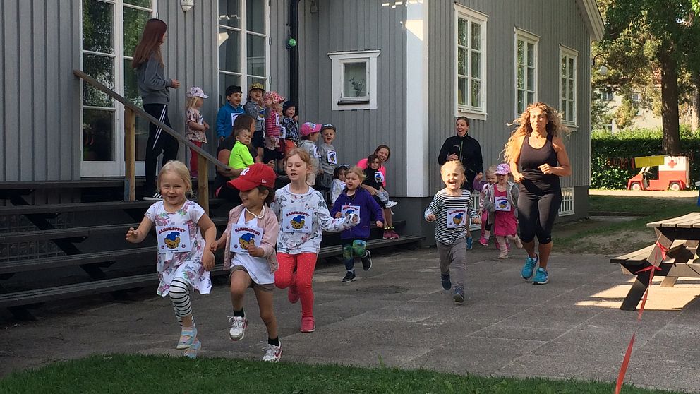 Barnen på förskolan Nejlikan firade Förskolans Dag med ett lopp.