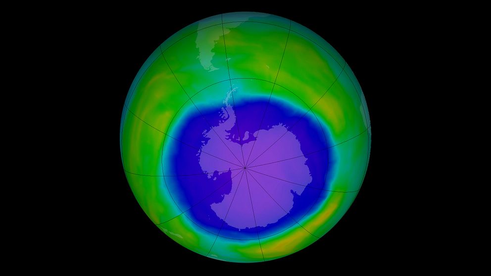 Ozonhålet över Antarktis syns här i mörkblå färg.