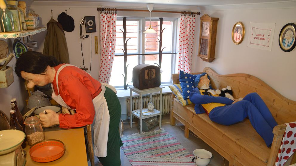 Kronblom ligger på soffan i köket.
