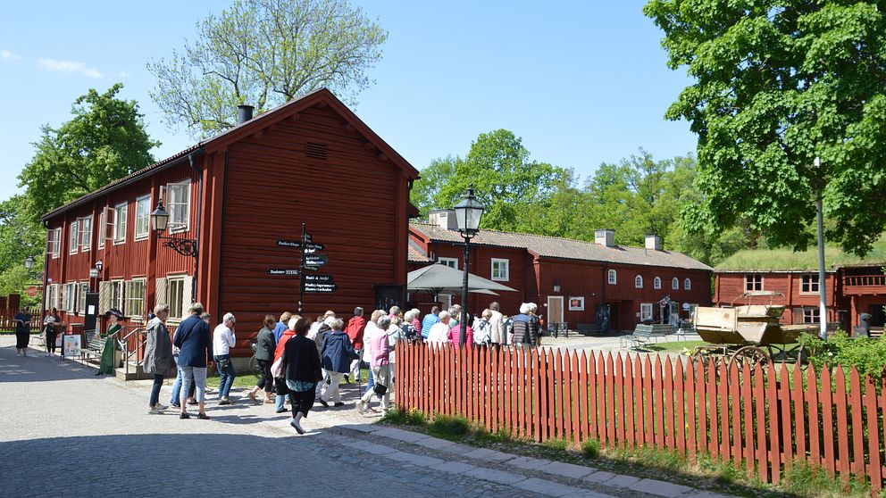 Turister besöker Wadköping i Örebro.