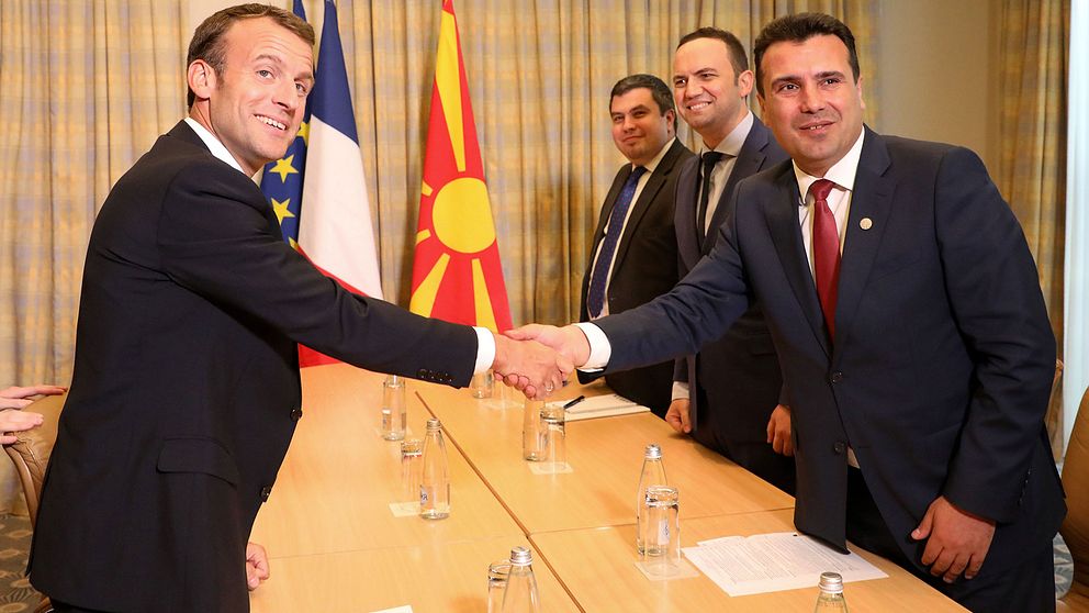 Frankrikes president Emmanuel Macron skakar han med Makedoniens premiärminister Zoran Zaev i Sofia på tisdagen.
