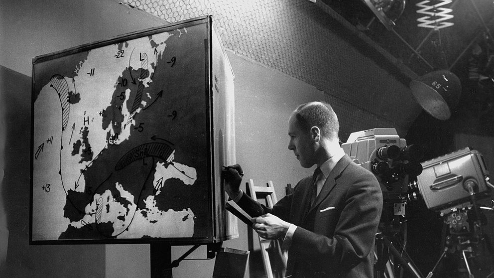 Meteorolog Gösta Salomonsson förebereder väderkartan inför en Aktuellt-sändning 1963.