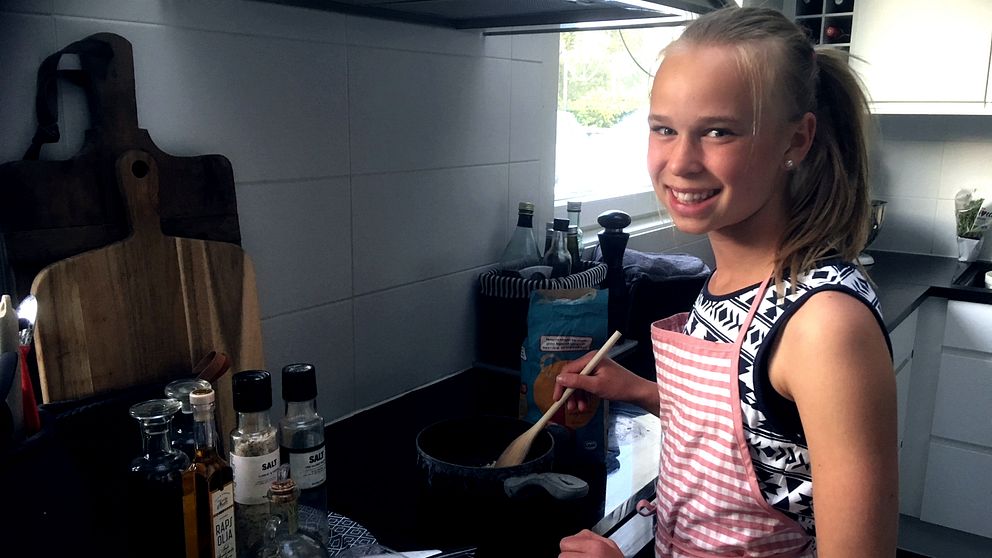 Alice Ljungberg står vid spisen och experimenterar med gröten.