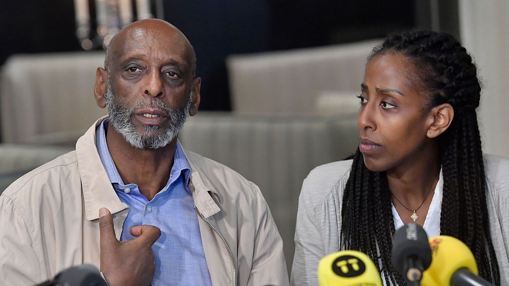 Fikru Maru och hans dotter Emy Maru på presskonferensen