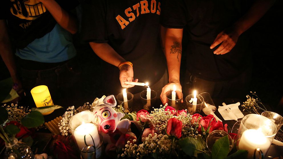 Människor tänder ljus för offren i skolskjutningen i Santa Fe, Texas.