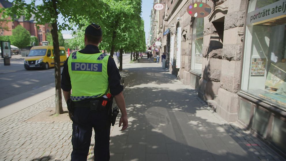 Polisinspektör Jonas Berg patrullerar stadsdelen Söder i Helsingborg, som enligt polisens trygghetsmätning 2017 är Sydsveriges mest otrygga stadsdel.