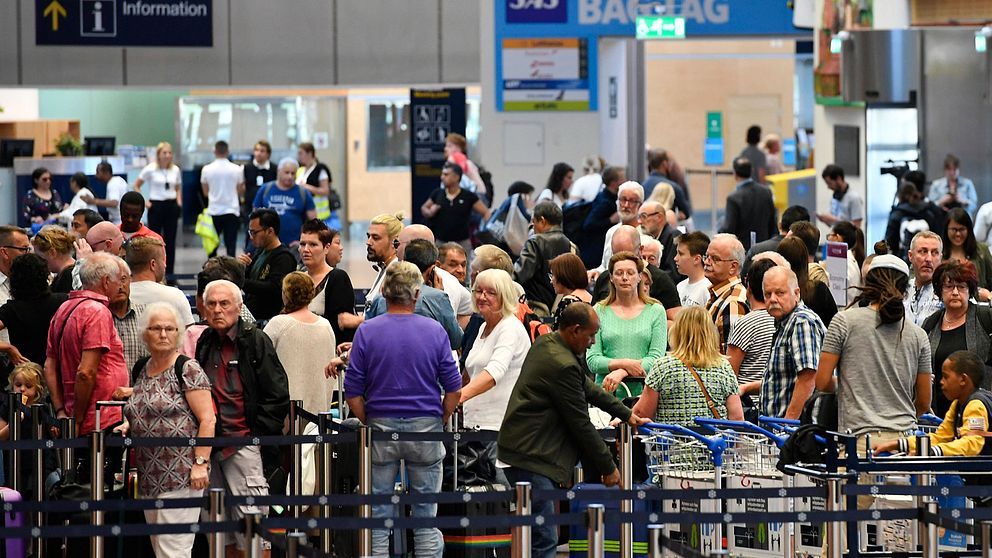 Personer står och köar i terminal 5 på Arlanda.