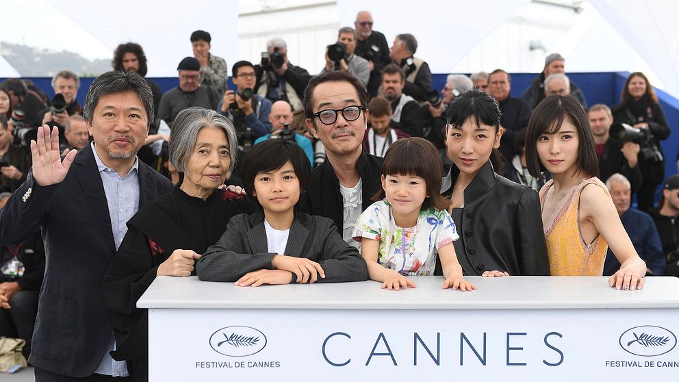 Regissör Hirokazu Kore-Eda och skådespelarna Kirin Kiki, Jyo Kairi, Lily Franky, Miyu Sasaki, Sakura Ando och Mayu Matsuoka på plats i Cannes.