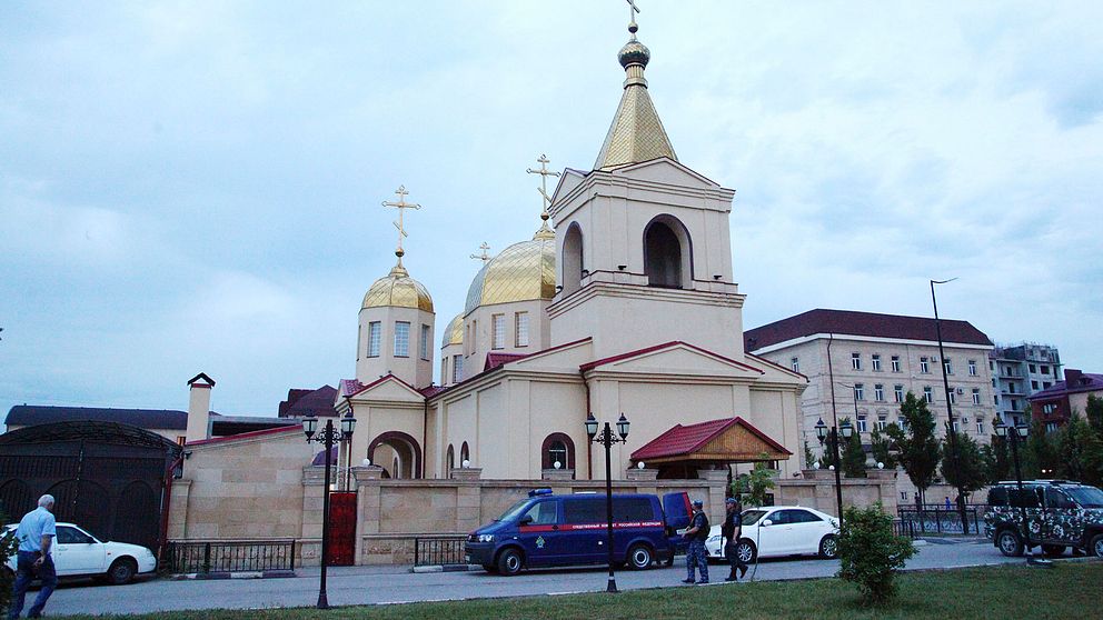 Poliser vaktar utanför ärkeängeln Mikaels kyrka i centrala Groznyj som på lördagen utsattes för en attack.
