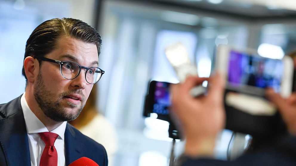 Sverigedemokraternas partiledare Jimmie Åkesson intervjuas.