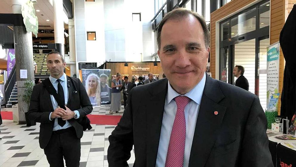Statsminister Löfven på plats i stor entréhall