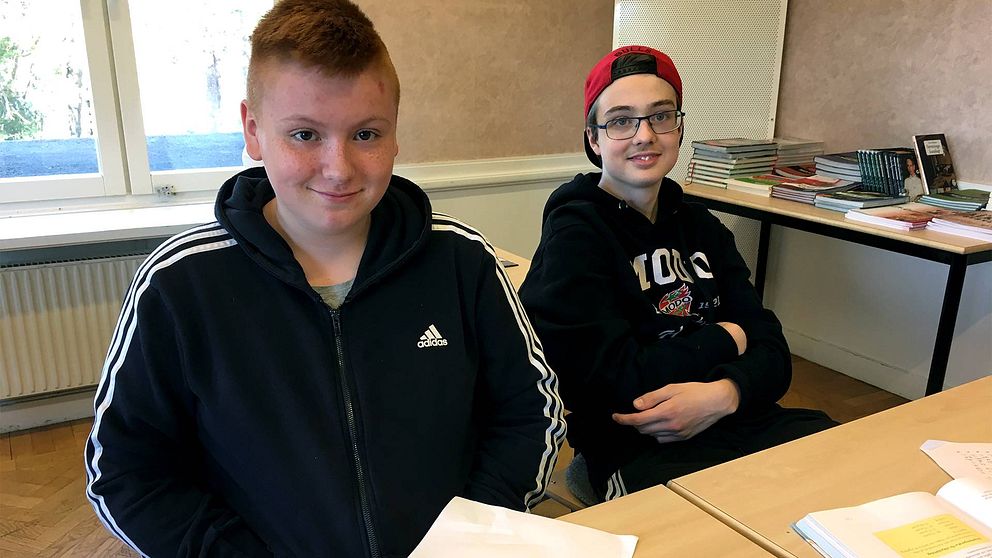 Robin Erlingsson och Andreas Marklund, två elever som sitter vid bänken i ett klassrum på en resursskola.